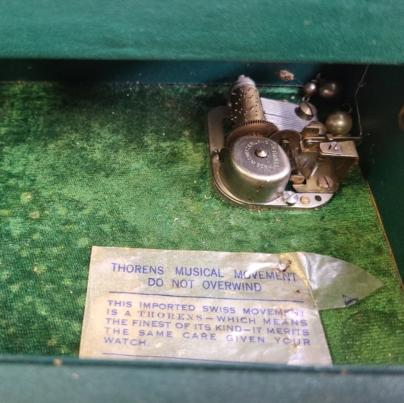 Vintage  Jewelry Box w/KEY 2 Tier Green Velvet Int - Picture 3 of 11